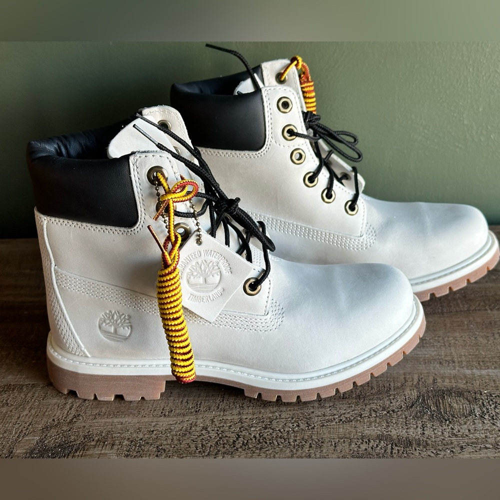 Light Grey Nubuck Timberland Women’s 6.5 Boots